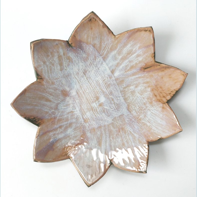 Stor �kande i meleret lys bl� og beige med markerede penselstr�g. F�r 179,- Nu 139,-