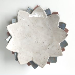 Stor �kande i r�hvid med sorte nister.