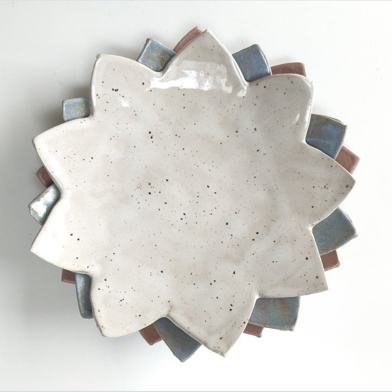 Stor �kande i r�hvid med sorte nister.