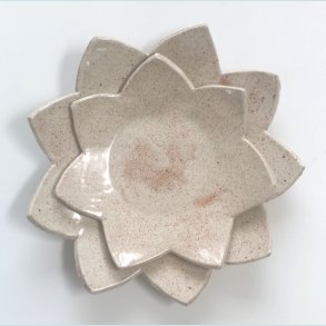 Lille �kande i creme med rustr�de nister