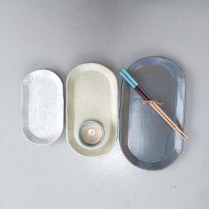 Sushi-s�t best�ende af 3 ovale tallerkner inkl. soyask�l samt et s�t spisepinde.