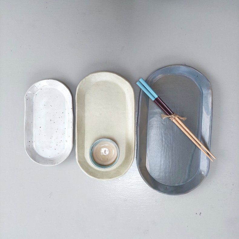 Sushi-s�t best�ende af 3 ovale tallerkner inkl. soyask�l samt et s�t spisepinde.