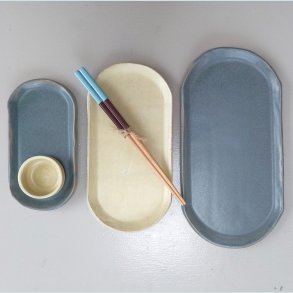 S�t af 3 sushitallerkner i farverne �rkengul og eukalyptus. Er inkl. soyask�l samt 1 s�t spisepinde 