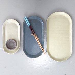 S�t af 3 ovale sushitallerkner i farverne �rkengul og eukalyptus. Inkl. soyask�l + 1 s�t spisepinde 