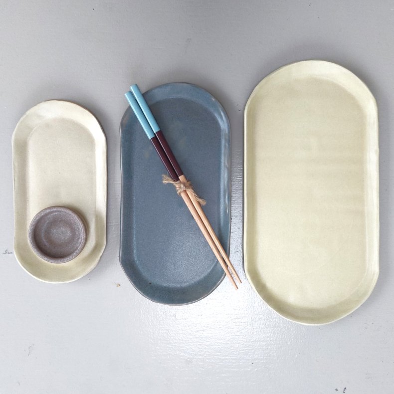 S�t af 3 ovale sushitallerkner i farverne �rkengul og eukalyptus. Inkl. soyask�l + 1 s�t spisepinde 