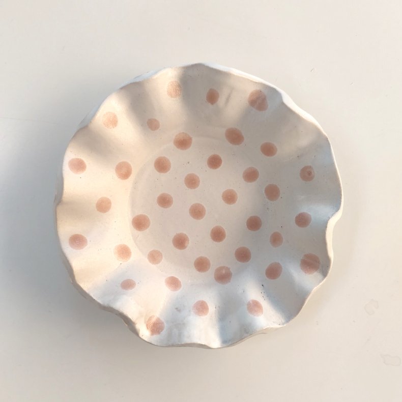 Fyrfadsstage med lyser�de prikker og sommerhusstemning