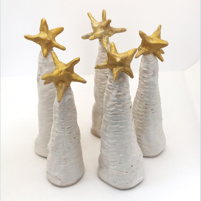 Pincet juletr� i hvid glasur og guldstjerne. Stor. F�rpris 199,- udsalgspris 149,- pr. stk. 