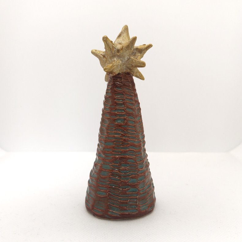 Stort pinchet juletr� i brun med strejf af irgr�n. F�rpris 199,- Udsalgspris 149,- pr. stk.