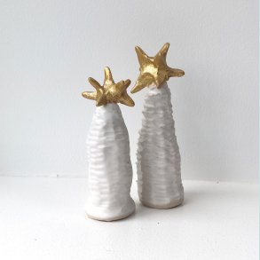 Lille pinchet juletr� i hvid glasur og guldstjerne. F�rpris 99,- Udsalgspris 69,-