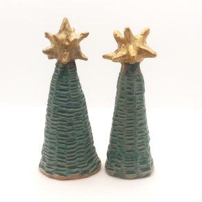 Pinchet juletr� stent�j. Irgr�n mat/strejf af brun. F�rpris 149,- Udsalgspris 119,- pr. stk.