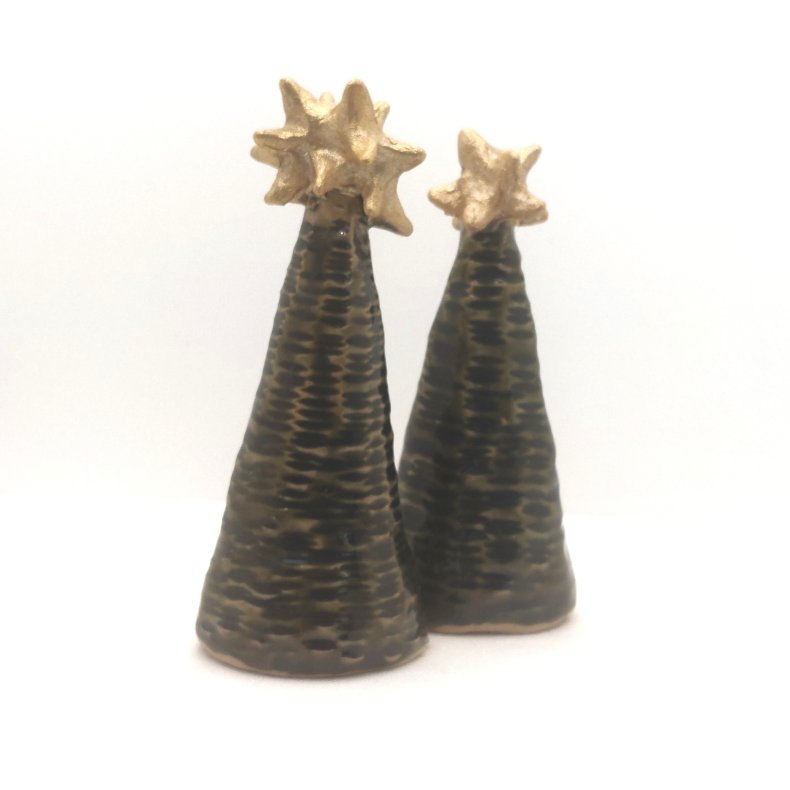 Store pinchede juletr�er i dyb m�rk gr�n blank. F�rpris 199,- Udsalgspris 149,- pr. stk.