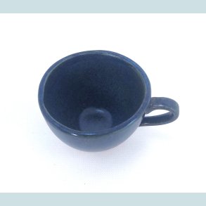 Kaffekop med hank, dyb bl�sort. Kun 1 stk. tilbage