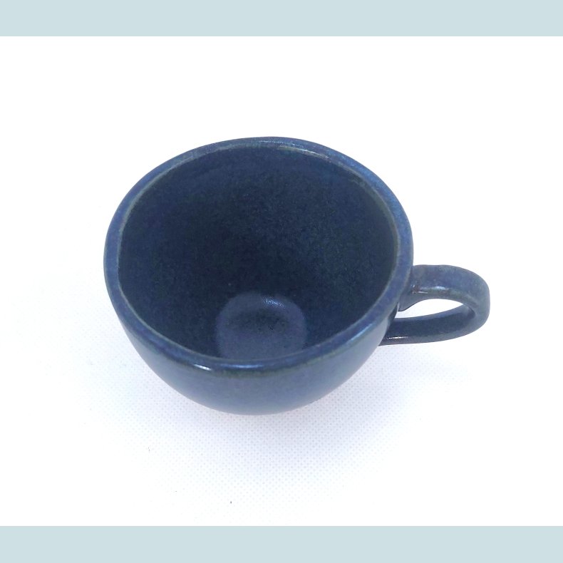 Kaffekop med hank, dyb bl�sort. Kun 1 stk. tilbage