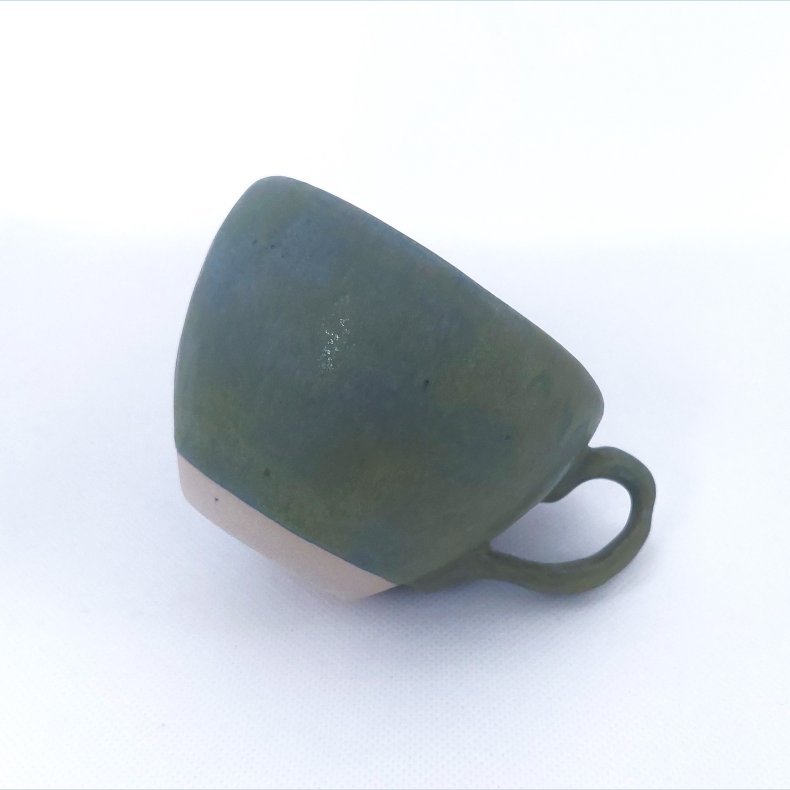 Kaffekop med hank, gr�n med nuancer af bl�
