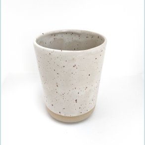 Stort krus, sandfarvet med sorte nister