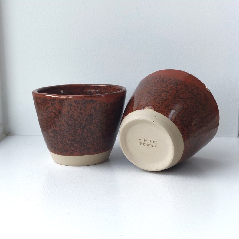 Krus sm� espresso i nistret r�dbrun pr. stk.