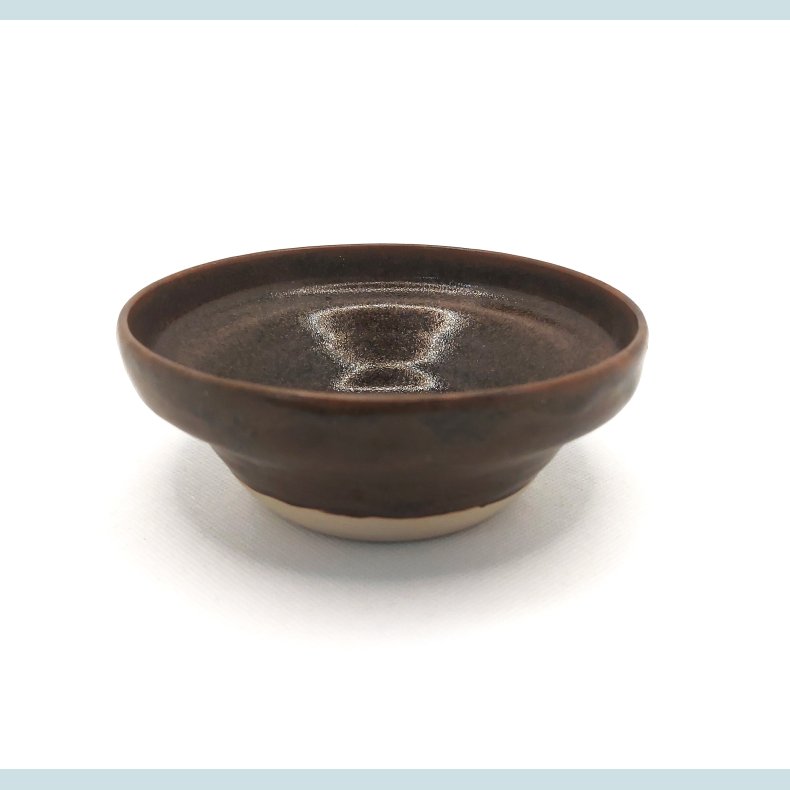 Lille snacksk�l i dybbrun tenmukuglasur med sorte aftegninger