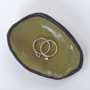 Smykkesk�l i kaktusgr�n med sort kant