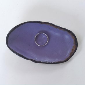 Smykkesk�l i lavendel med sort kant