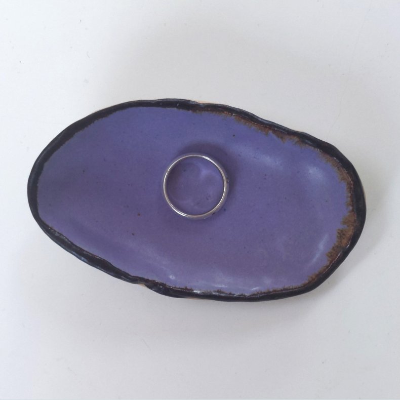 Smykkesk�l i lavendel med sort kant