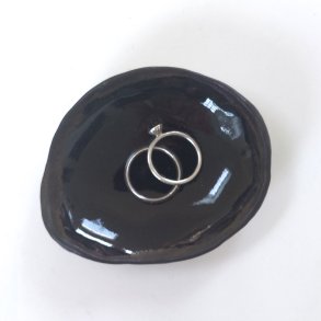 Smykkesk�l i sort blank