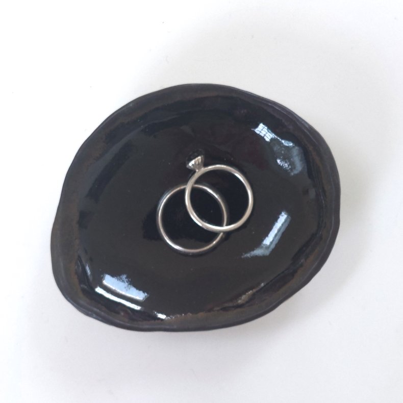 Smykkesk�l i sort blank