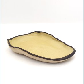 Tapassk�l i �rkengul med sort kant