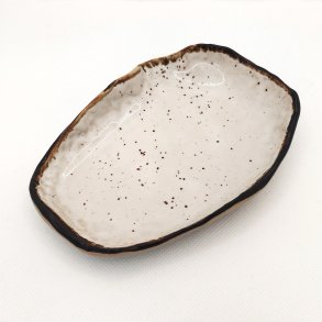 Tapassk�l r�hvid med tydelige sorte nister og sort kant