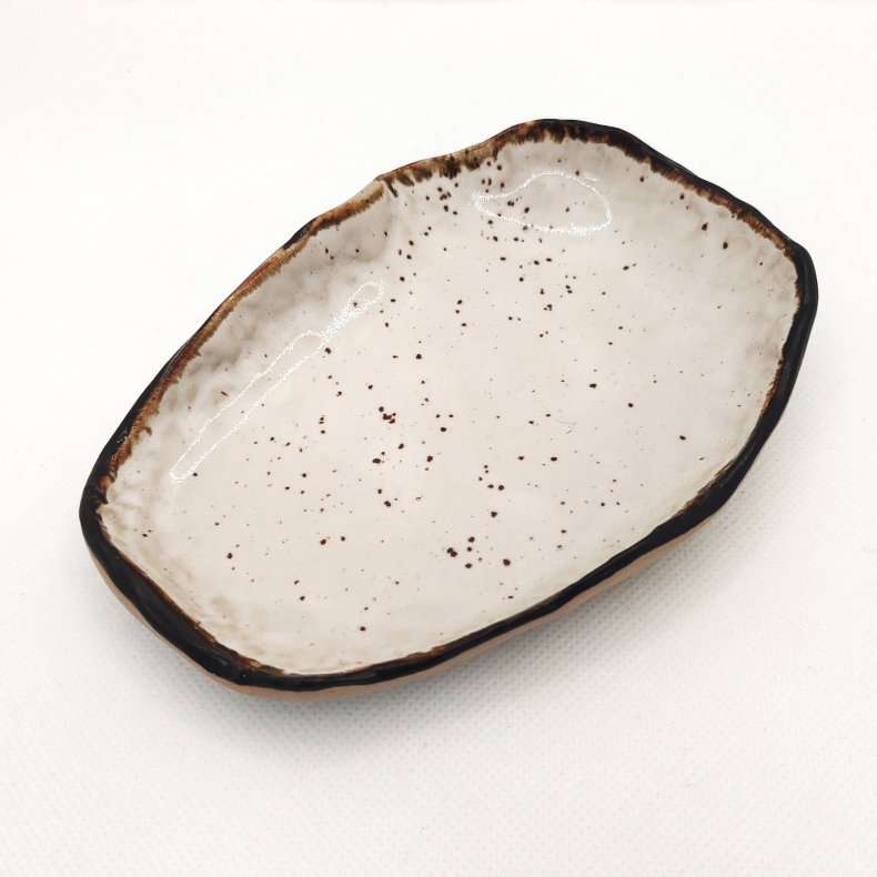 Tapassk�l r�hvid med tydelige sorte nister og sort kant