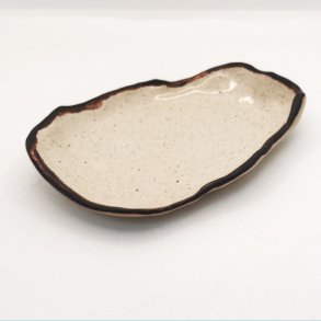 Tapassk�l i creme med brune nister og sort kant