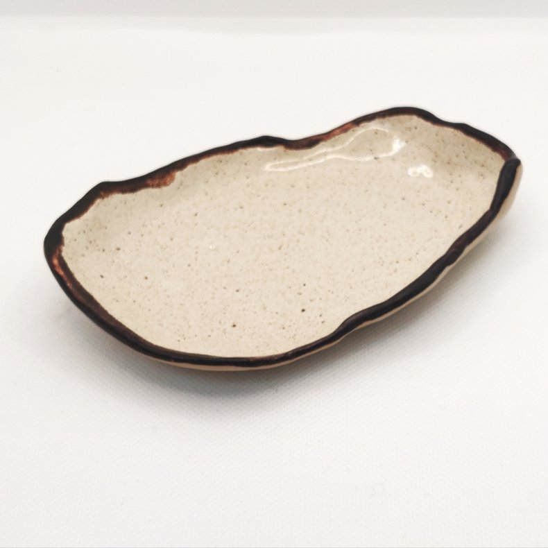 Tapassk�l i creme med brune nister og sort kant