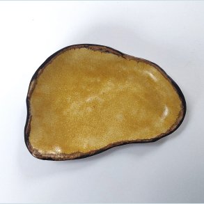 Tapassk�l i varm gul med sort kant