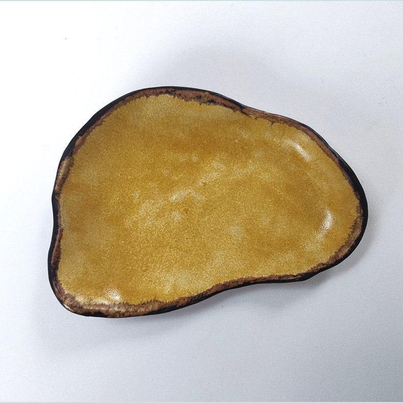 Tapassk�l i varm gul med sort kant