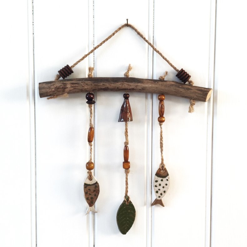 V�gdecor i naturtr� med sm� fisk i stent�j