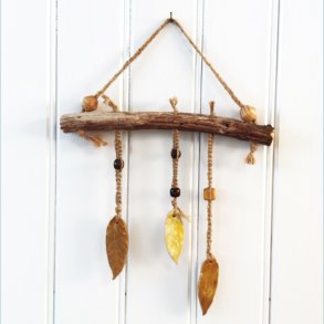 V�gdecor i tr� med sm� charmerende gr�nne blade i stent�j