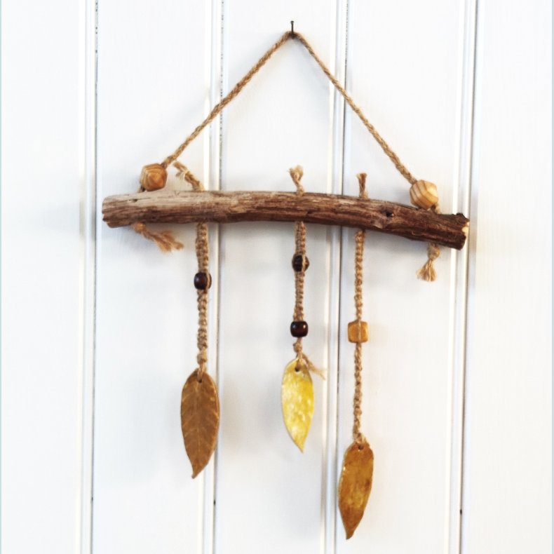 V�gdecor i tr� med sm� charmerende gr�nne blade i stent�j