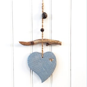 V�gdecor, hjerte i stent�j - lys bl�, med tr� og jutasnor 