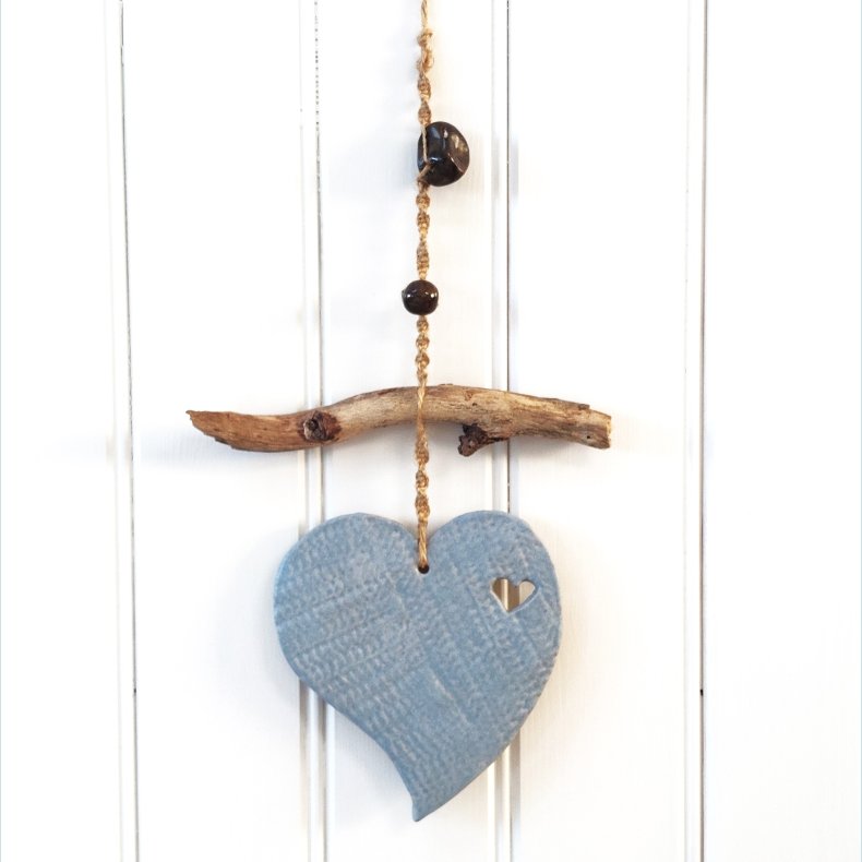V�gdecor, hjerte i stent�j - lys bl�, med tr� og jutasnor 