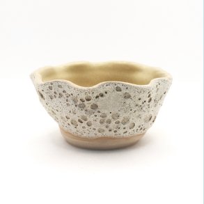 Romantisk lille sk�l i kraterglasur med �rkengul inderside