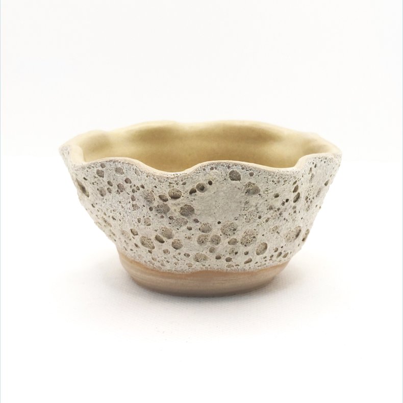 Romantisk lille sk�l i kraterglasur med �rkengul inderside