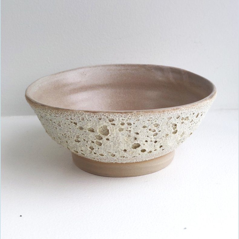 Rund sk�l med sp�ndende kraterglasur og indvendig side i lys beige 