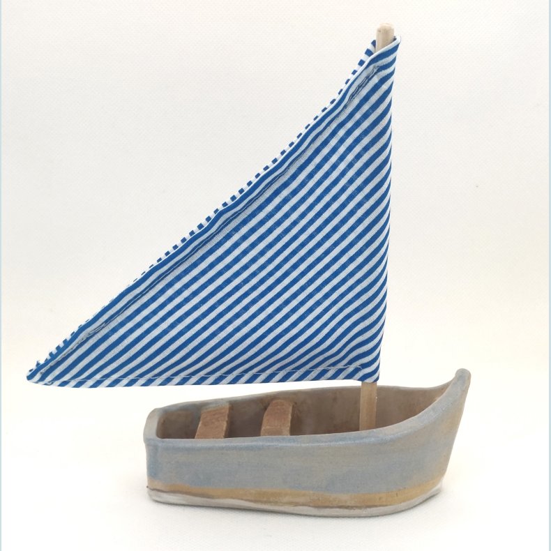 Charmerende sm� sejlskibe i stent�j med stofsejl i bl� nuancer