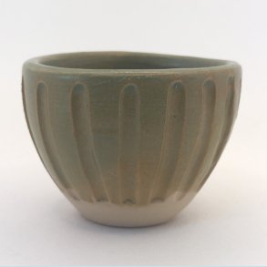 Lille sk�l i gr�n granit med lodrette linjer