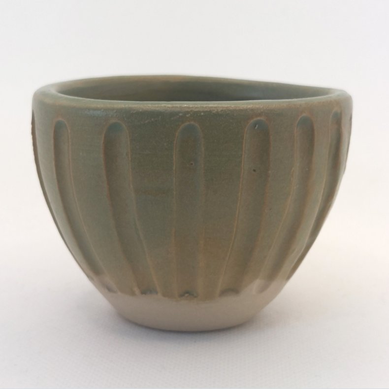 Lille sk�l i gr�n granit med lodrette linjer