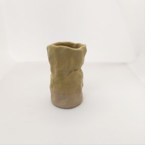 Lille pincet vase i �rkengul mat