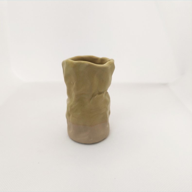 Lille pincet vase i �rkengul mat