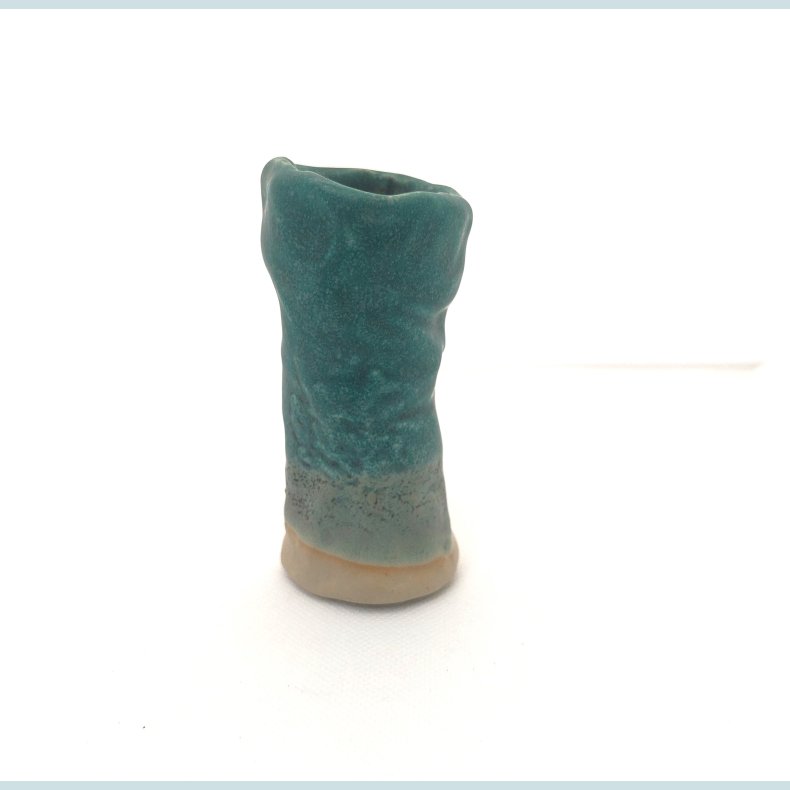 Lille pincet vase i meleret gr�n mat