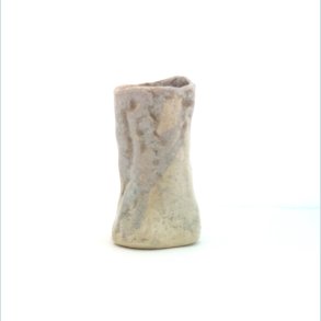 Lille pincet vase i gr�hvid