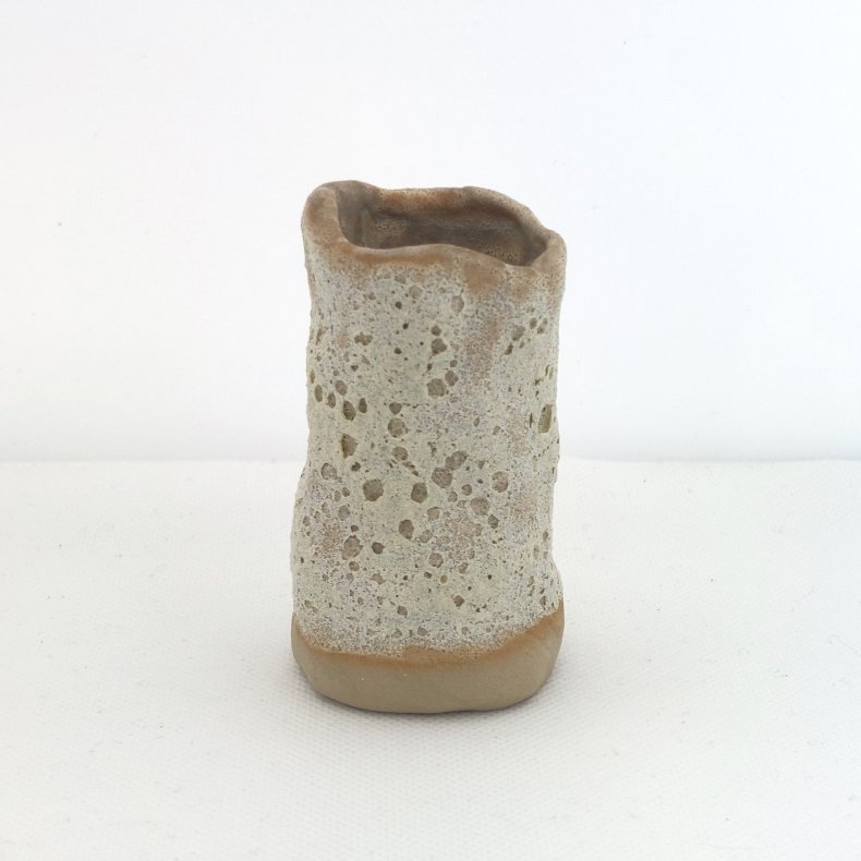 Lille pincet vase i krakeleret r�hvid glasur