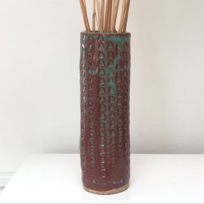 H�j riflet vase i tenmukubrun med nuancer af gr�nt